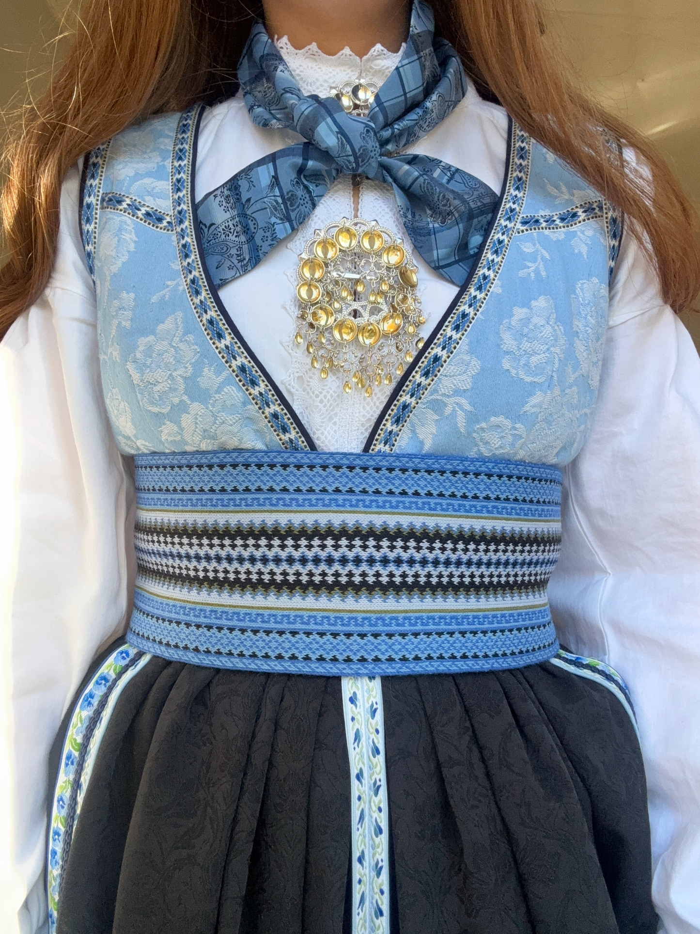 Bunadskjerf, skjerf til bunad, skjerf beltestakk, halstørkle, silkeskjerf, skjerf, silkesjerf, sjerf bunad, bunad tilbehør, fantasistakk, salg, tilbud, black friday, julegave, konfirmasjon, konfirmasjonsgave, gavetips konfirmant, beltestakk tilbehør, Tyrihans, Trondheim, trøndersk, blå, rød, grønt, beige, gullfarget