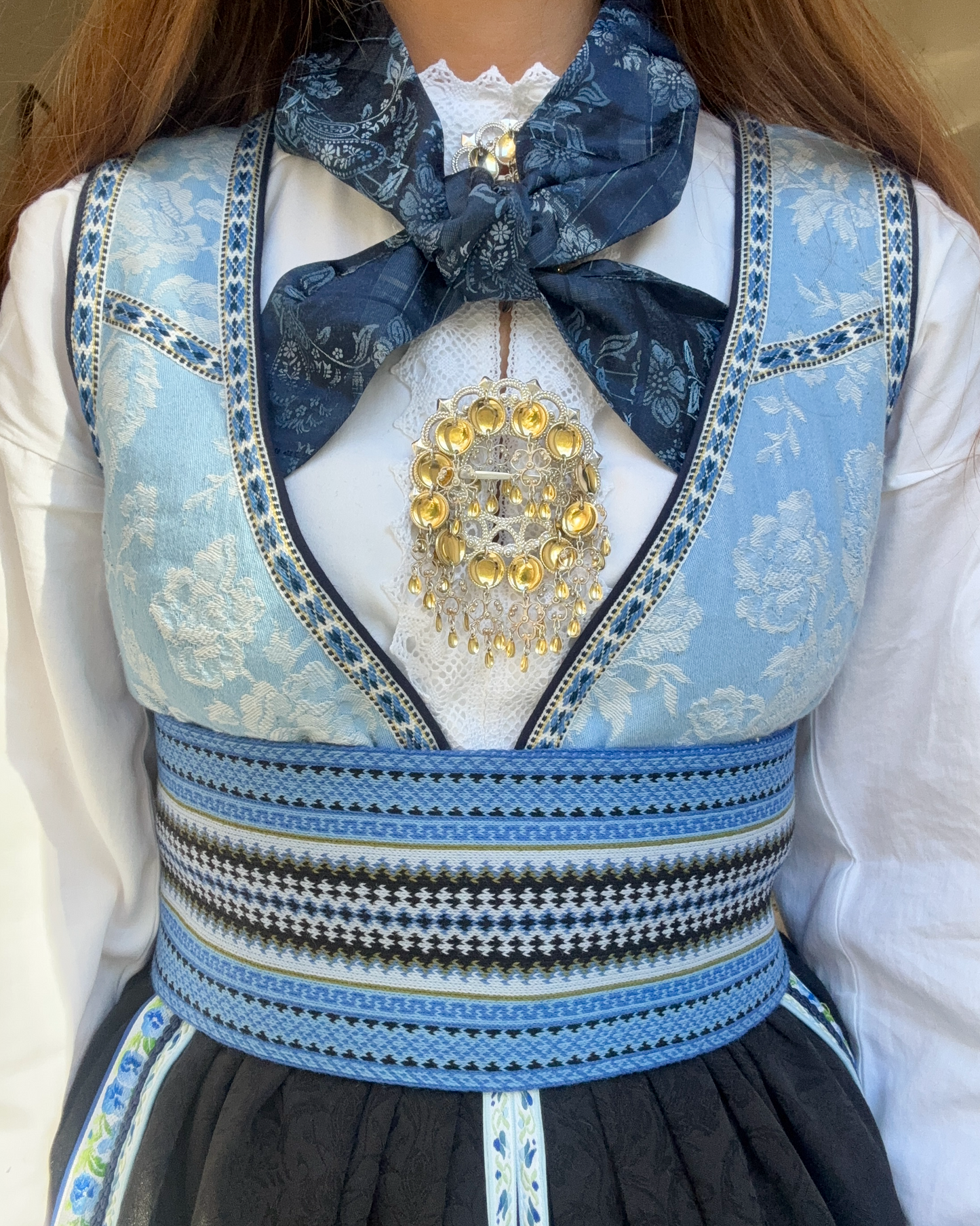 Bunadskjerf, silkesjal, skjerf til bunad, skjerf beltestakk, halstørkle, silkeskjerf, skjerf, silkesjerf, sjerf bunad, bunad tilbehør, fantasistakk, salg, tilbud, black friday, julegave, konfirmasjon, konfirmasjonsgave, gavetips konfirmant, beltestakk tilbehør, Tyrihans, Trondheim, trøndersk, blå, rød, grønt, beige, gullfarget, nordlandsbunad, trønderbunad, trønderbunad tilbehør. nordlandsbunad tilbehør, grafferbunad,