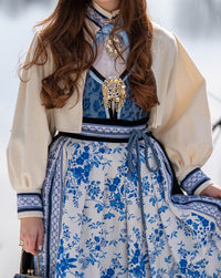 Bunadsjakke, jakke til bunad, bunad jakke, bunadsjakke sort, bunadsjakke hvit, bunadsjakke kremhvit, jakke til bunad ull, bunadsjakke i ull, jakke til bunad i ull, jakke til bunad i sort, jakke til bunad i hvit, bunadstilbehør. tilbehør til bunad, cape, bunadscape, cape til bunad, alternativ til bunadscape, alternativ til cape til bunad, jakke bunad, bunadsjakke med spenne, bunadsjakke trondheim, jakke beltestakk, jakke til beltestakk, jakke til festdrakt, beltestakk jakke, beltestakk cape, tilbehør