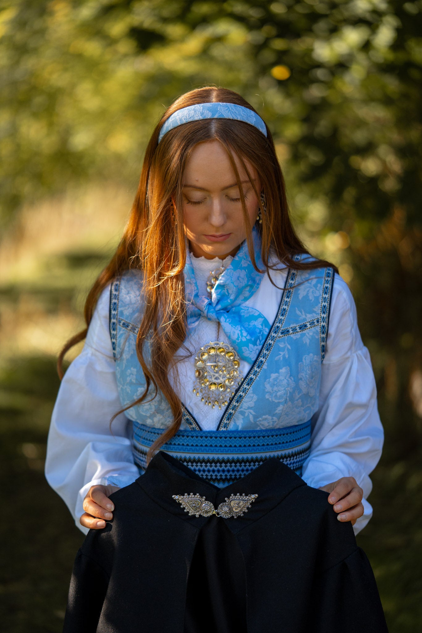 fantasistakk, fantasisbunad, unik bunad, bunad, beltestakk, trondheim, trøndersk, blå fantasistakk, spesialdesignet bunad, festdrakt, ekslusiv festdrakt, personlig bunad, unik beltestakk, bunadsjakke, bunadscape, blå bunad, lyseblå bunad, lys blå bunad, blå fantasistakk, blå beltestakk, bunad norsk, design bunad, designer bunad, designer festdrakt, fantasistakk.no, fantasidrakt, rosa bunad, rosa fantasistakk, luksuriøs bunad, luksusbunad, personlig bunad, unik bunad, spesialdesignet bunad, lyseblå, 