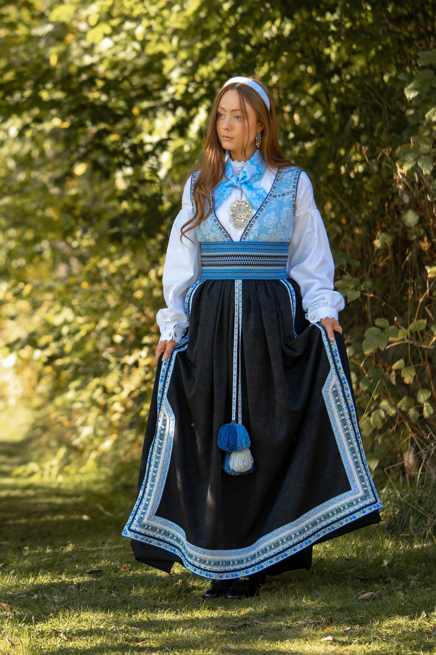 Beltestakk, bunad, blå beltestakk, lyseblå beltestakk, lys blå beltestakk, lys blå bunad, lyseblå bunad, blå fantasistakk, lyseblå fantasistakk, lys blå fantasistakk, bunad til konfirmant, konfirmasjon Bunadskjerf, skjerf til bunad, skjerf beltestakk, halstørkle, silkeskjerf, skjerf, silkesjerf, sjerf bunad, bunad tilbehør, fantasistakk, salg, tilbud, black friday, julegave, konfirmasjon, konfirmasjonsgave, gavetips konfirmant, beltestakk tilbehør, Tyrihans, Trondheim, trøndersk, blå