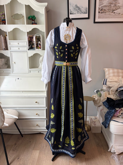 Spesialdesignet fantasistakk med håndlagde broderier av blader (eik, korkeik og bjørk)