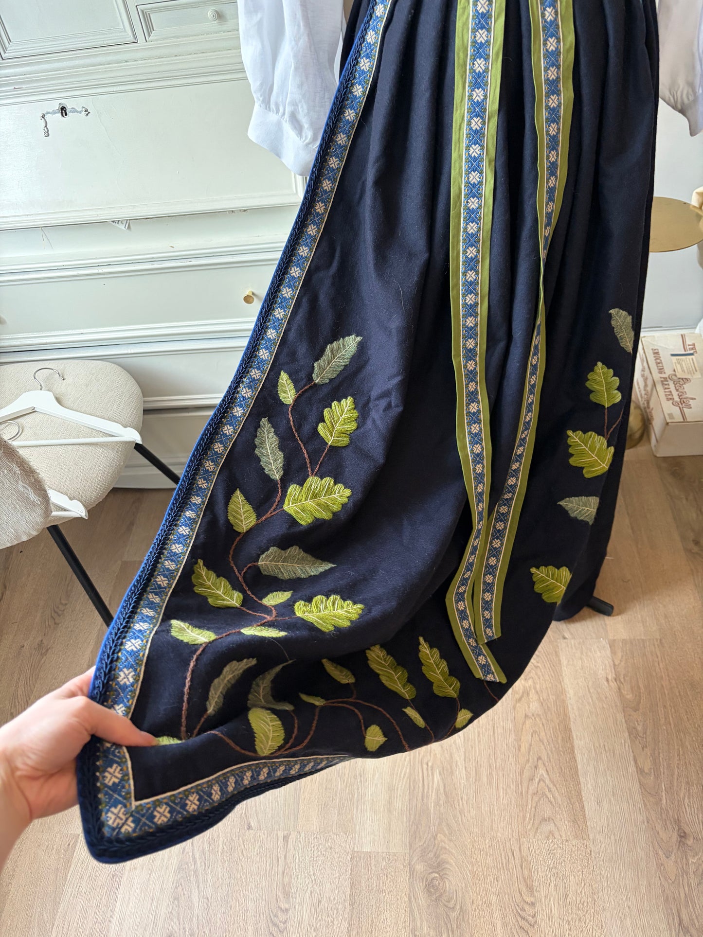 Spesialdesignet fantasistakk med håndlagde broderier av blader (eik, korkeik og bjørk)