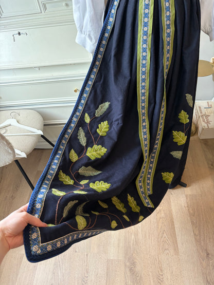 Spesialdesignet fantasistakk med håndlagde broderier av blader (eik, korkeik og bjørk)