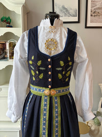 Spesialdesignet fantasistakk med håndlagde broderier av blader (eik, korkeik og bjørk)