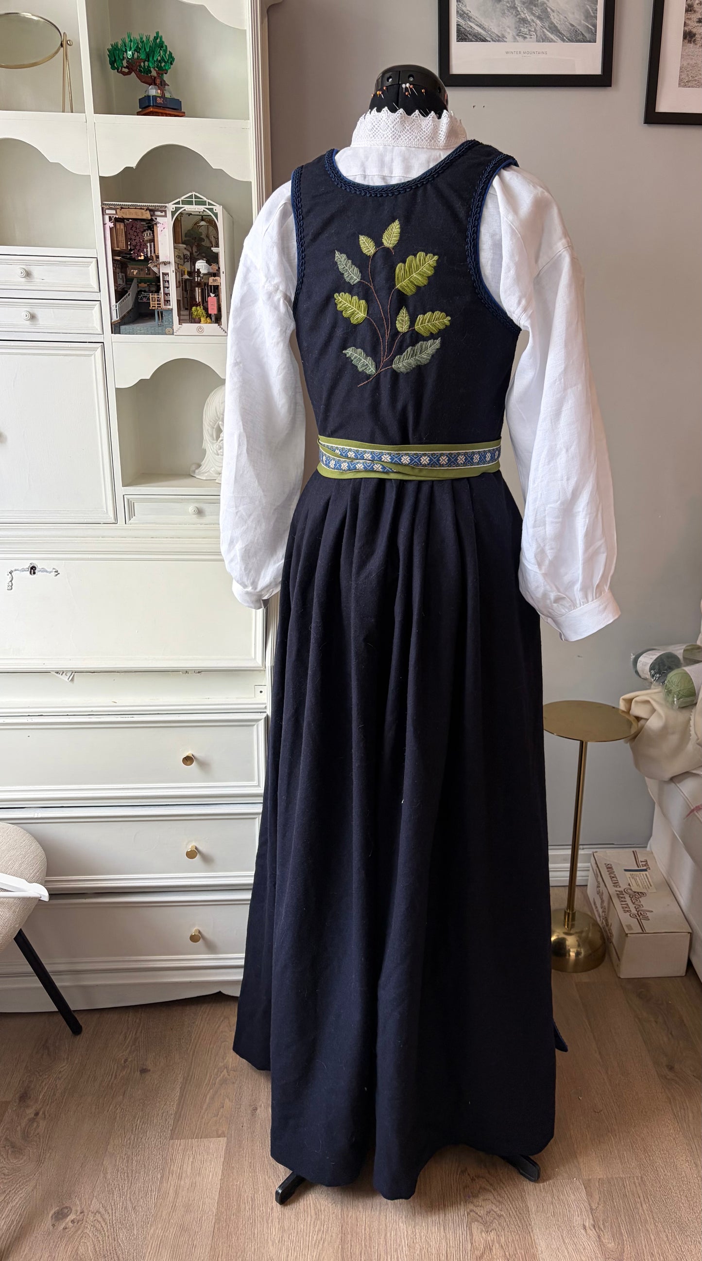 Spesialdesignet fantasistakk med håndlagde broderier av blader (eik, korkeik og bjørk)