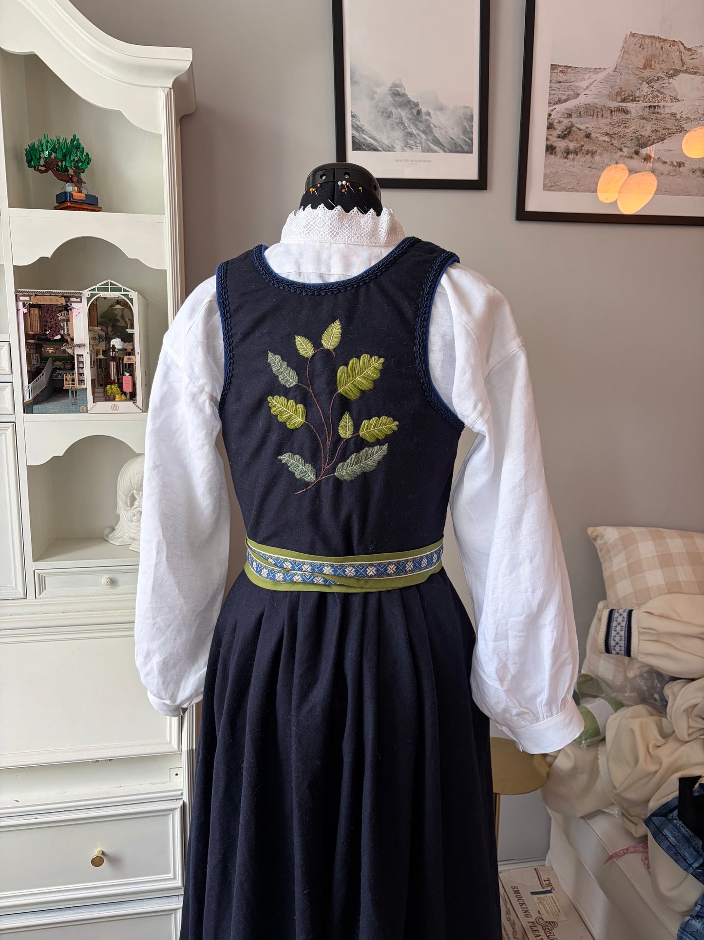 Spesialdesignet fantasistakk med håndlagde broderier av blader (eik, korkeik og bjørk)