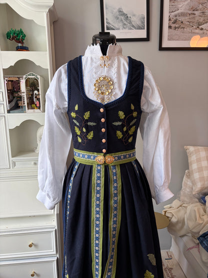 Spesialdesignet fantasistakk med håndlagde broderier av blader (eik, korkeik og bjørk)
