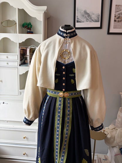 Spesialdesignet fantasistakk med håndlagde broderier av blader (eik, korkeik og bjørk)
