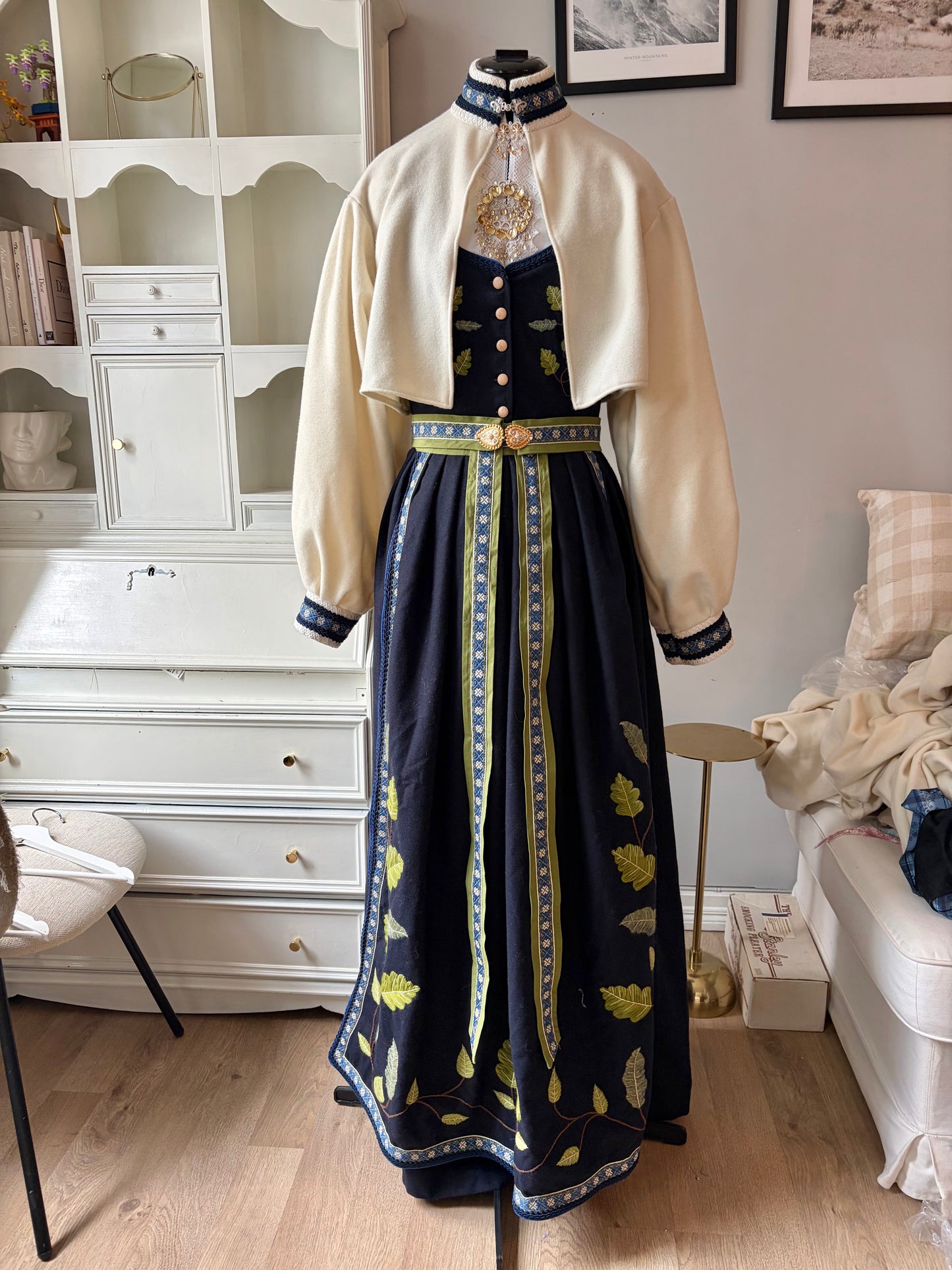 Spesialdesignet fantasistakk med håndlagde broderier av blader (eik, korkeik og bjørk)