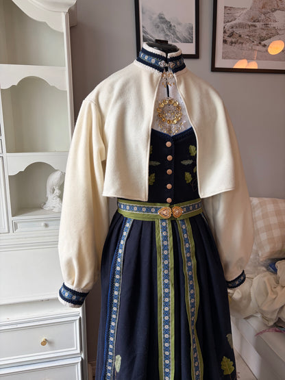 Spesialdesignet fantasistakk med håndlagde broderier av blader (eik, korkeik og bjørk)