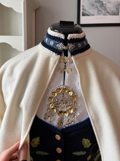 Spesialdesignet fantasistakk med håndlagde broderier av blader (eik, korkeik og bjørk)