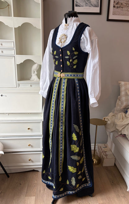 Spesialdesignet fantasistakk med håndlagde broderier av blader (eik, korkeik og bjørk)