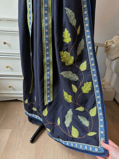 Spesialdesignet fantasistakk med håndlagde broderier av blader (eik, korkeik og bjørk)