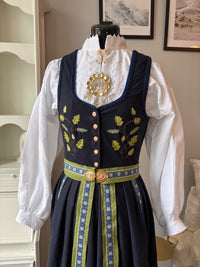 Spesialdesignet fantasistakk med håndlagde broderier av blader (eik, korkeik og bjørk)