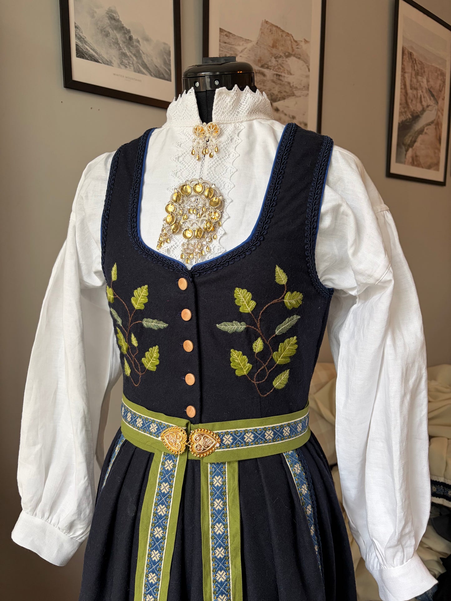 Spesialdesignet fantasistakk med håndlagde broderier av blader (eik, korkeik og bjørk)