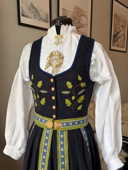 Spesialdesignet fantasistakk med håndlagde broderier av blader (eik, korkeik og bjørk)