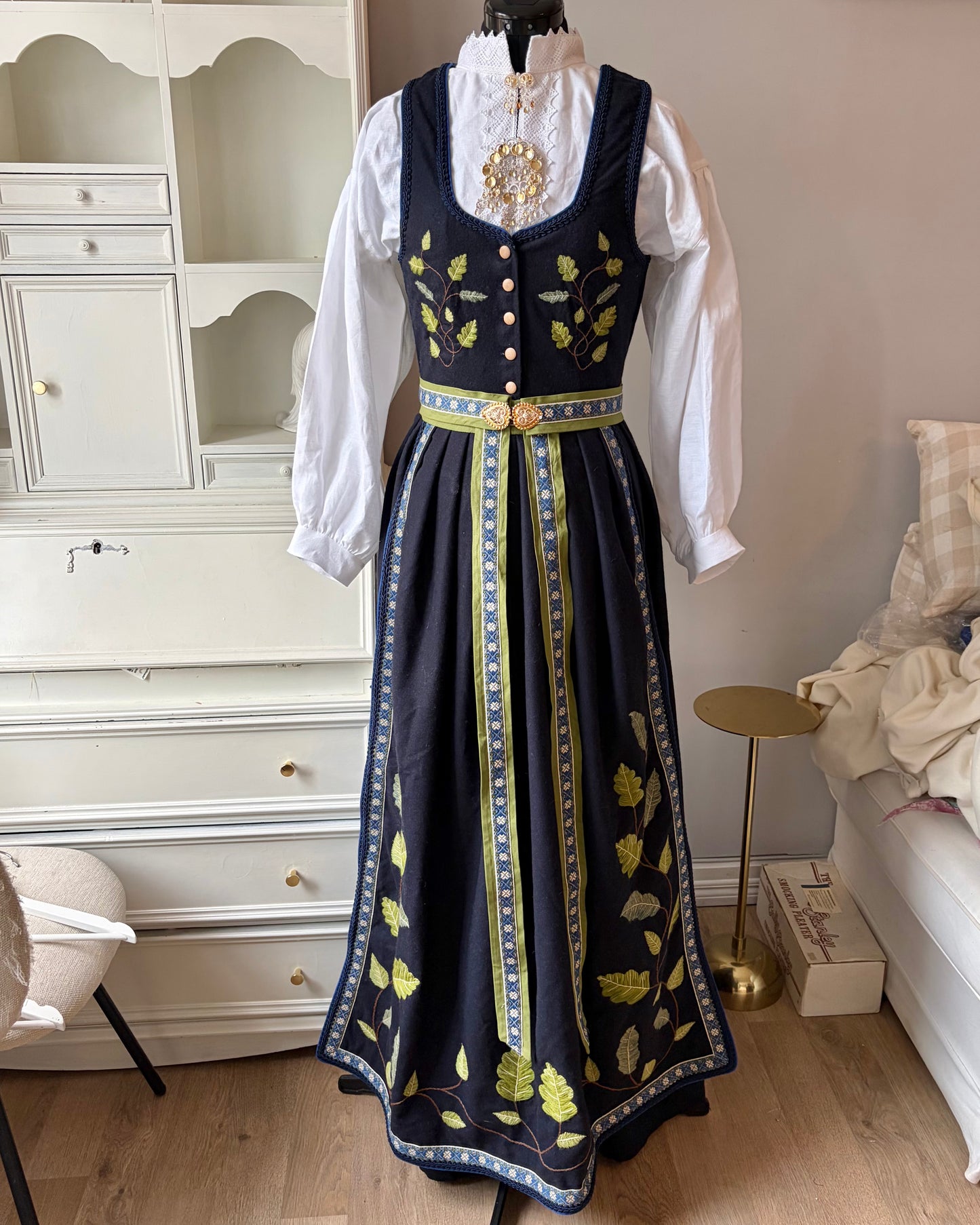 Spesialdesignet fantasistakk med håndlagde broderier av blader (eik, korkeik og bjørk)