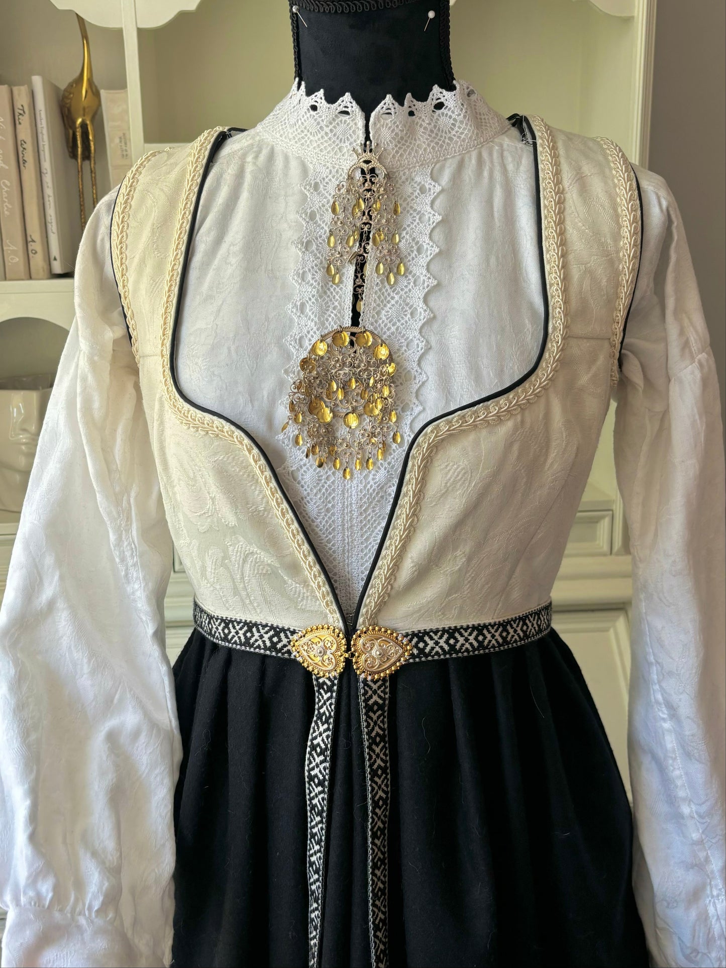 Beltestakk, bunad, hvit bunad, sort og hvit festdrakt, beige bunad, hvit fantasistakk, aust-agder bunad, fantasistakk, blondeskjorte, lys blå fantasistakk, bunad til konfirmant, konfirmasjon Bunadskjerf, skjerf til bunad, skjerf beltestakk, halstørkle, silkeskjerf, skjerf, silkesjerf, sjerf bunad, bunad tilbehør, fantasistakk, salg, tilbud, black friday, julegave, konfirmasjon, konfirmasjonsgave, gavetips konfirmant, beltestakk tilbehør, Tyrihans, Trondheim, trøndersk, blå, stedsnøytral bunad