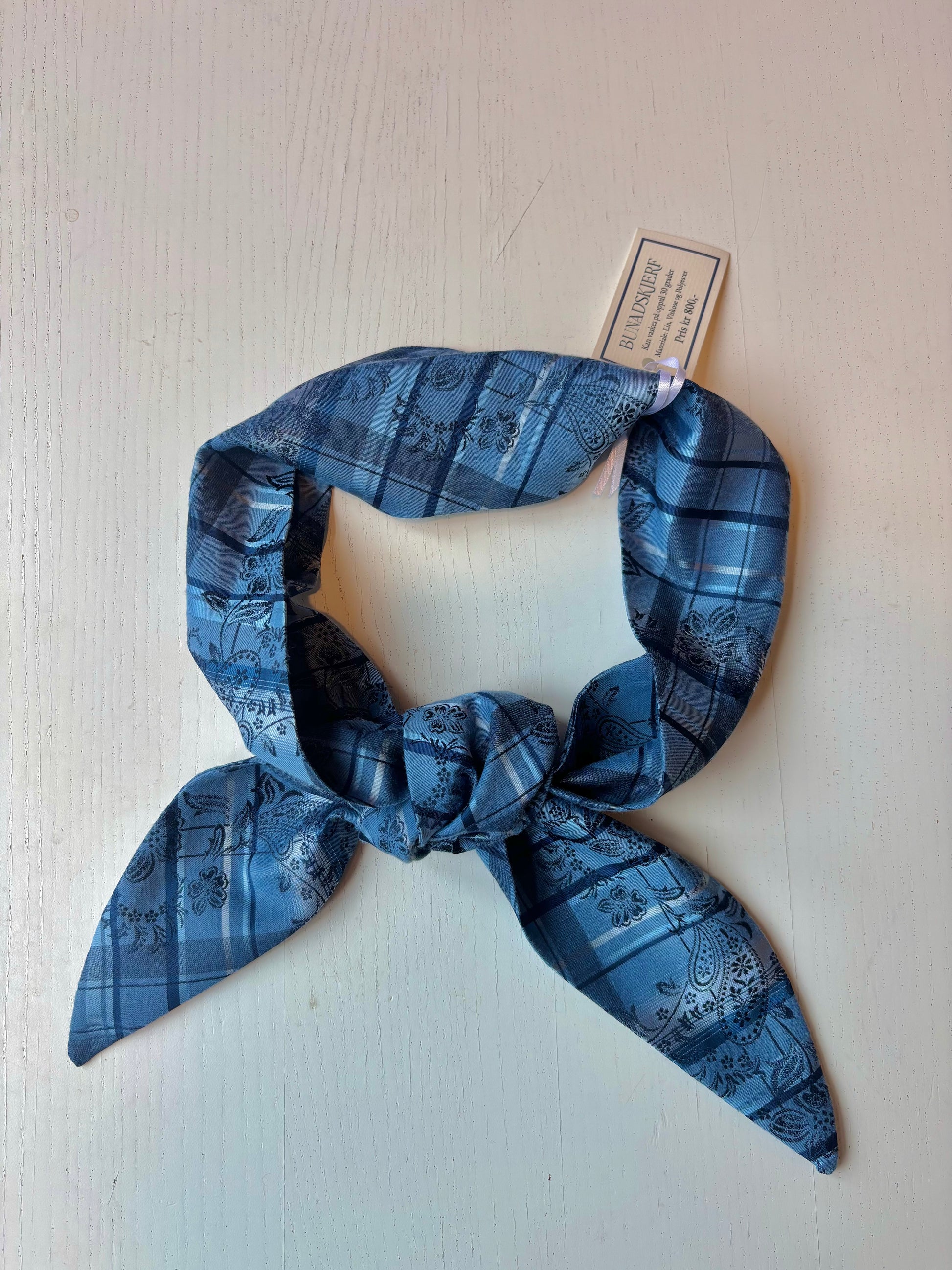 Bunadskjerf, silkesjal, skjerf til bunad, skjerf beltestakk, halstørkle, silkeskjerf, skjerf, silkesjerf, sjerf bunad, bunad tilbehør, fantasistakk, salg, tilbud, black friday, julegave, konfirmasjon, konfirmasjonsgave, gavetips konfirmant, beltestakk tilbehør, Tyrihans, Trondheim, trøndersk, blå, rød, grønt, beige, gullfarget