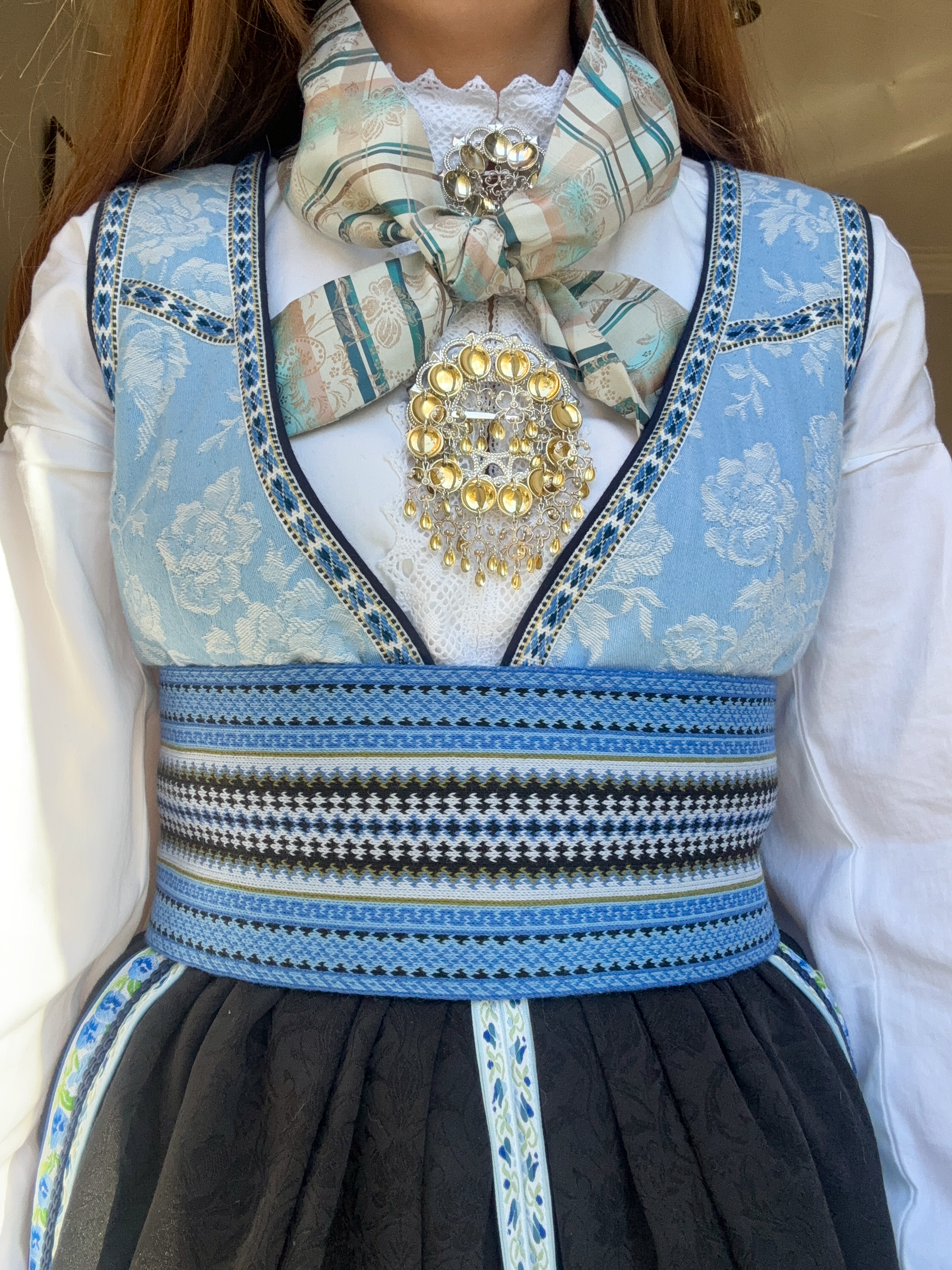 Bunadskjerf, silkesjal, skjerf til bunad, skjerf beltestakk, halstørkle, silkeskjerf, skjerf, silkesjerf, sjerf bunad, bunad tilbehør, fantasistakk, salg, tilbud, black friday, julegave, konfirmasjon, konfirmasjonsgave, gavetips konfirmant, beltestakk tilbehør, Tyrihans, Trondheim, trøndersk, blå, rød, grønt, beige, gullfarget