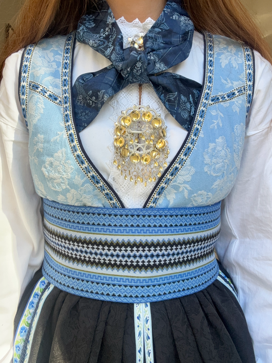 Bunadskjerf, skjerf til bunad, skjerf beltestakk, halstørkle, silkeskjerf, skjerf, silkesjerf, sjerf bunad, bunad tilbehør, fantasistakk, salg, tilbud, black friday, julegave, konfirmasjon, konfirmasjonsgave, gavetips konfirmant, beltestakk tilbehør, Tyrihans, Trondheim, trøndersk, blå, rød, grønt, beige, gullfarget
