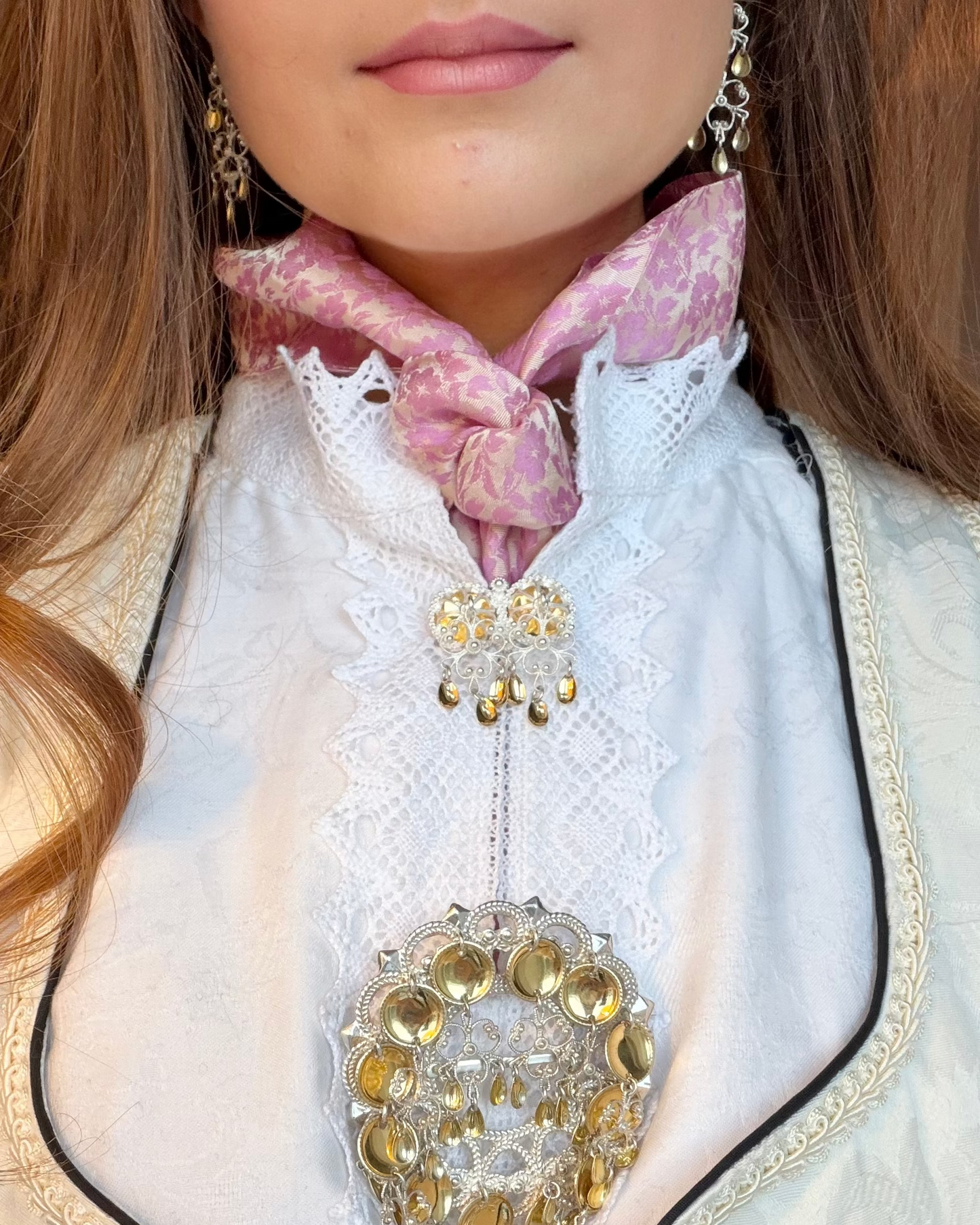 rosa bunadskjerf, bunadsjerf, bunad skjerf, silkeskjerf, Bunadskjerf, silkesjal, skjerf til bunad, skjerf beltestakk, halstørkle, silkeskjerf, skjerf, silkesjerf, sjerf bunad, bunad tilbehør, fantasistakk, salg, tilbud, rosa silkeskjerf, julegave, konfirmasjon, konfirmasjonsgave, gavetips konfirmant, beltestakk tilbehør, Tyrihans, Trondheim, trøndersk, blå, rød, grønt, beige, gullfarget, nordlandsbunad, trønderbunad, trønderbunad tilbehør. nordlandsbunad tilbehør, grafferbunad, 