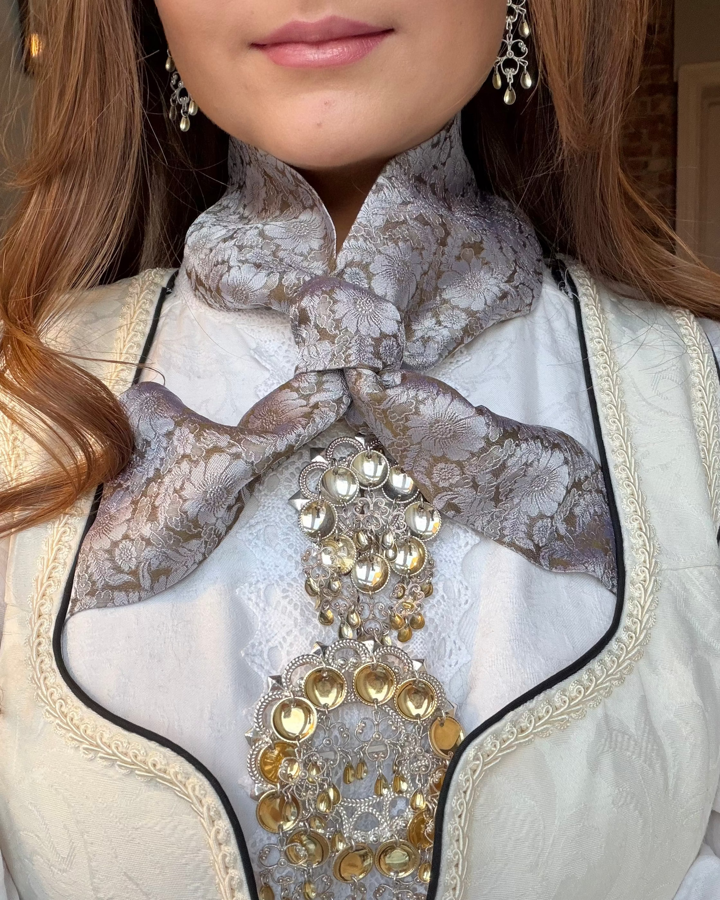 sjal, bunadsjal, silkesjal,grønt bunadskjerf, bunadsjerf, bunad skjerf, silkeskjerf, Bunadskjerf, silkesjal, skjerf til bunad, skjerf beltestakk, halstørkle, silkeskjerf, skjerf, silkesjerf, sjerf bunad, bunad tilbehør, fantasistakk, salg, tilbud, grønn bunadskjerf, julegave, konfirmasjon, konfirmasjonsgave, gavetips konfirmant, beltestakk tilbehør, Tyrihans, Trondheim, trøndersk, blå, rød, grønt, beige, gullfarget, nordlandsbunad, trønderbunad, trønderbunad tilbehør. nordlandsbunad tilbehør, 