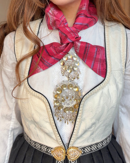 sjal, bunadsjal, silkesjal, rødt bunadskjerf, bunadsjerf, bunad skjerf, silkeskjerf rød, Bunadskjerf, silkesjal, skjerf til bunad, skjerf beltestakk, halstørkle, silkeskjerf, skjerf, silkesjerf, sjerf bunad, bunad tilbehør, fantasistakk, salg, tilbud, lilla bunadskjerf, julegave, konfirmasjon, konfirmasjonsgave, gavetips konfirmant, beltestakk tilbehør, Tyrihans, Trondheim, trøndersk, blå, rød, grønt, beige, gullfarget, nordlandsbunad, trønderbunad, trønderbunad tilbehør. nordlandsbunad tilbehør,, 