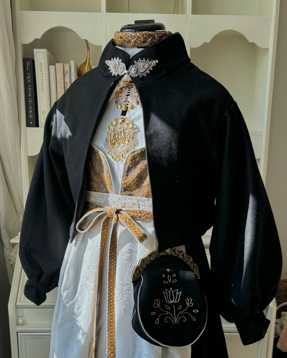 Bunadsjakke, jakke til bunad, bunad jakke, bunadsjakke sort, bunadsjakke hvit, bunadsjakke kremhvit, jakke til bunad ull, bunadsjakke i ull, jakke til bunad i ull, jakke til bunad i sort, jakke til bunad i hvit, bunadstilbehør. tilbehør til bunad, cape, bunadscape, cape til bunad, alternativ til bunadscape, alternativ til cape til bunad, jakke bunad, bunadsjakke med spenne, bunadsjakke trondheim, jakke beltestakk, jakke til beltestakk, jakke til festdrakt, beltestakk jakke, beltestakk cape, tilbehør