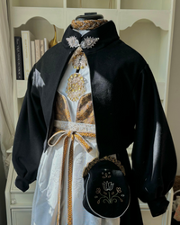 Bunadsjakke, jakke til bunad, bunad jakke, bunadsjakke sort, bunadsjakke hvit, bunadsjakke kremhvit, jakke til bunad ull, bunadsjakke i ull, jakke til bunad i ull, jakke til bunad i sort, jakke til bunad i hvit, bunadstilbehør. tilbehør til bunad, cape, bunadscape, cape til bunad, alternativ til bunadscape, alternativ til cape til bunad, jakke bunad, bunadsjakke med spenne, bunadsjakke trondheim, jakke beltestakk, jakke til beltestakk, jakke til festdrakt, beltestakk jakke, beltestakk cape, tilbehør